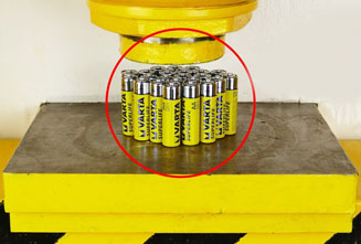 باتری های لیتیومی زرد رنک زیر دستگاه پرس
