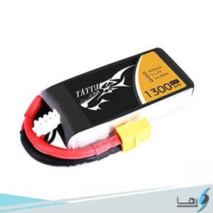 تصویری از نمای رو به روی باتری لیتیوم پلیمر 3 سل Tattu 1300mAh 45C همراه سیم های کانکتور متصل به باتری به رنگهای قرمز و مشکی