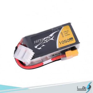 تصویری از نمای رو به روی باتری لیتیوم پلیمر 4 سل TATTU 1050mAh 75C همراه سیم های کانکتور متصل به باتری به رنگهای قرمز و مشکی و لوگوی رها